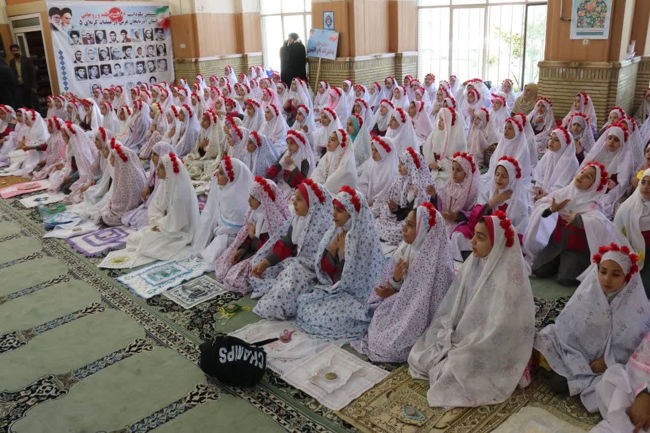تصاویر/ جشن تکلیف دانش آموزان دختر در مسجد حاجی خان ارومیه